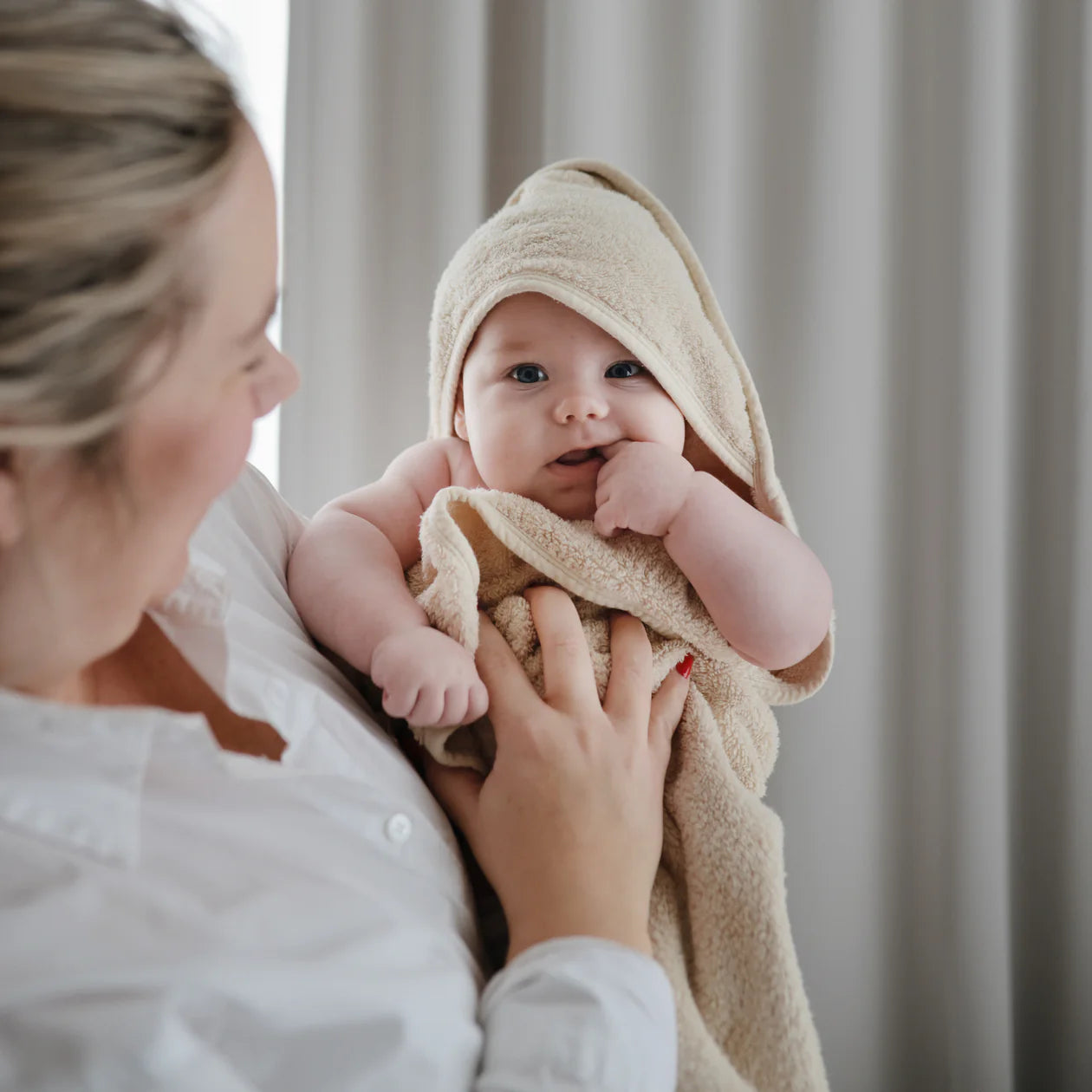 Toalla Algodón Orgánico con gorro para bebé Mushie